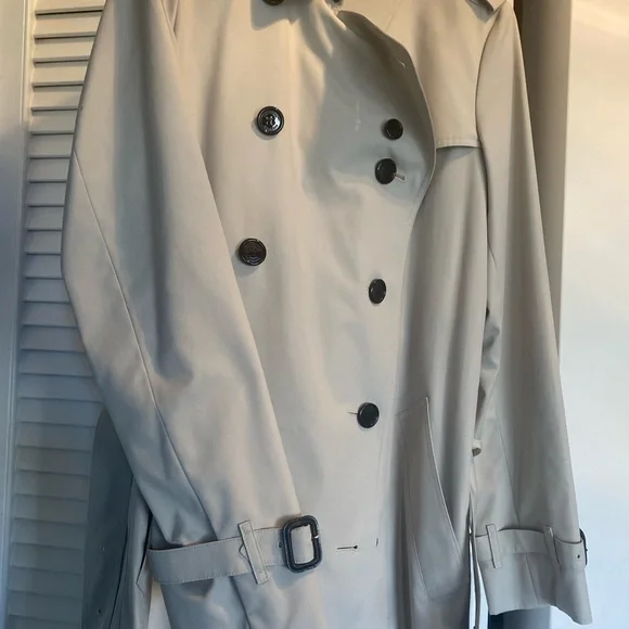 New, never worn. Women's Classic Burberry trench coat - size 8 US - Picture 5 of 12